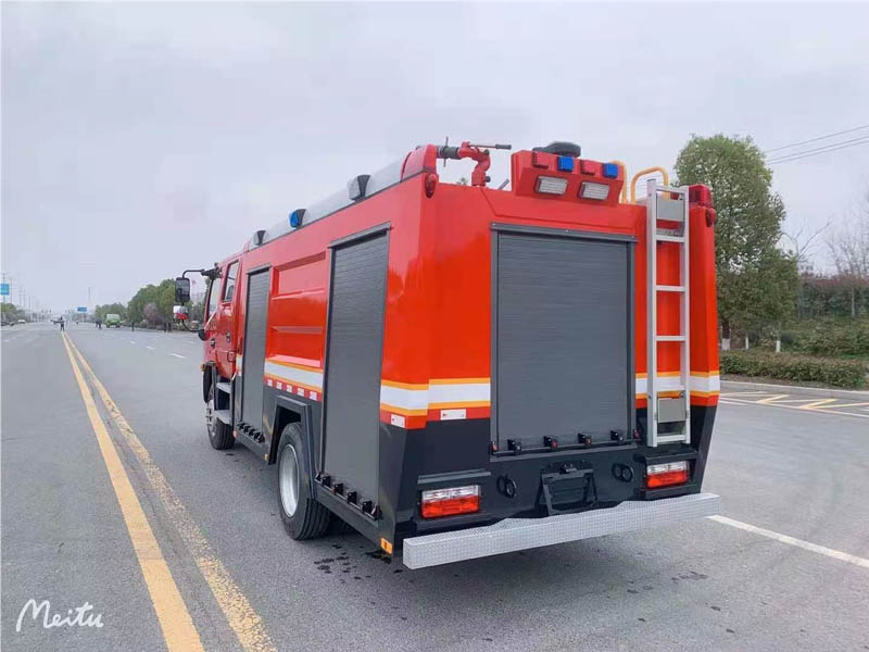 東風(fēng)4噸水罐消防車(chē)圖片4