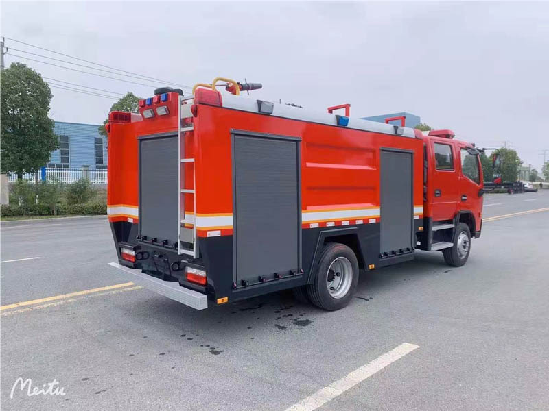 東風(fēng)4噸水罐消防車(chē)圖片3