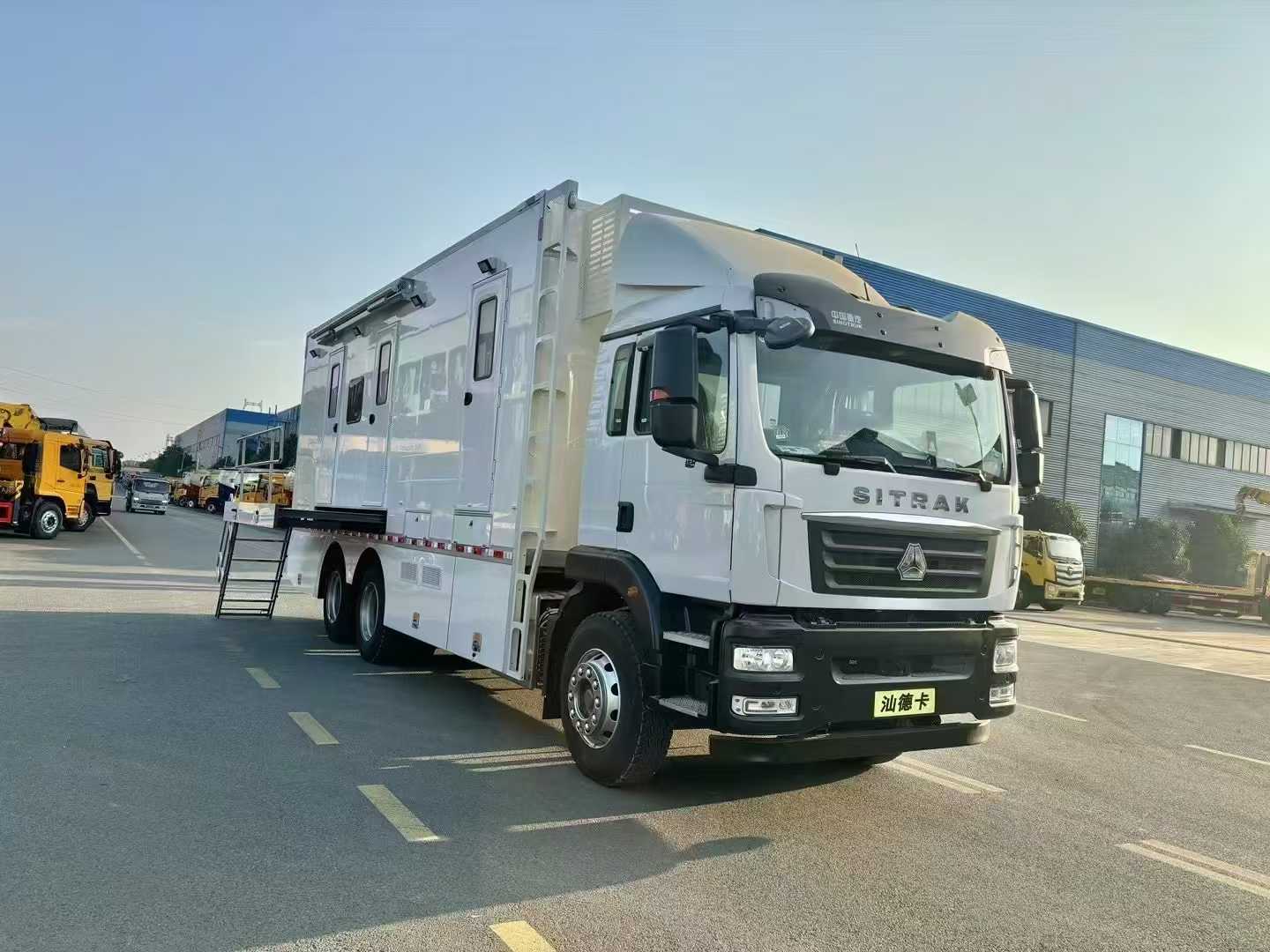 重汽汕德卡大型多功能方艙醫(yī)療車(chē)